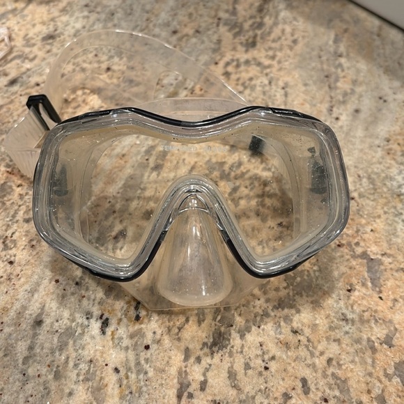 Scuba and Snorkle mask. It's a kids mask and it's adjustable - Picture 2 of 4